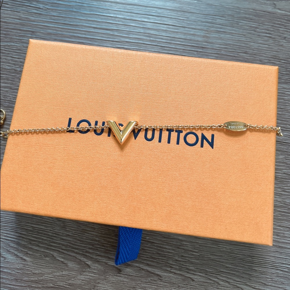 Auth Louis Vuitton Essential V Bracelet